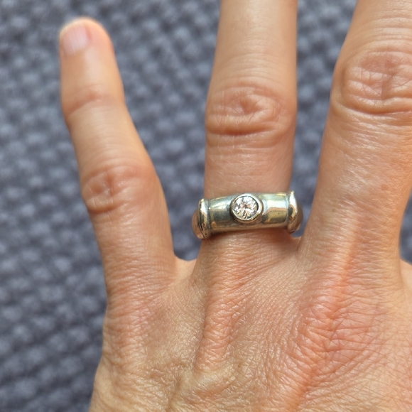 Elegant Silver Ring with Crystal Accent - Picture 2 of 9